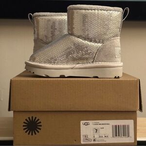 UGG Toddler size 7 Mirrorball boot.